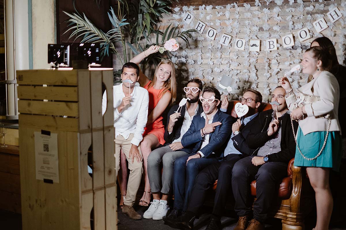 Le photobooth est une animation qui plait toujours aux invités-photographe-mariage-alsace