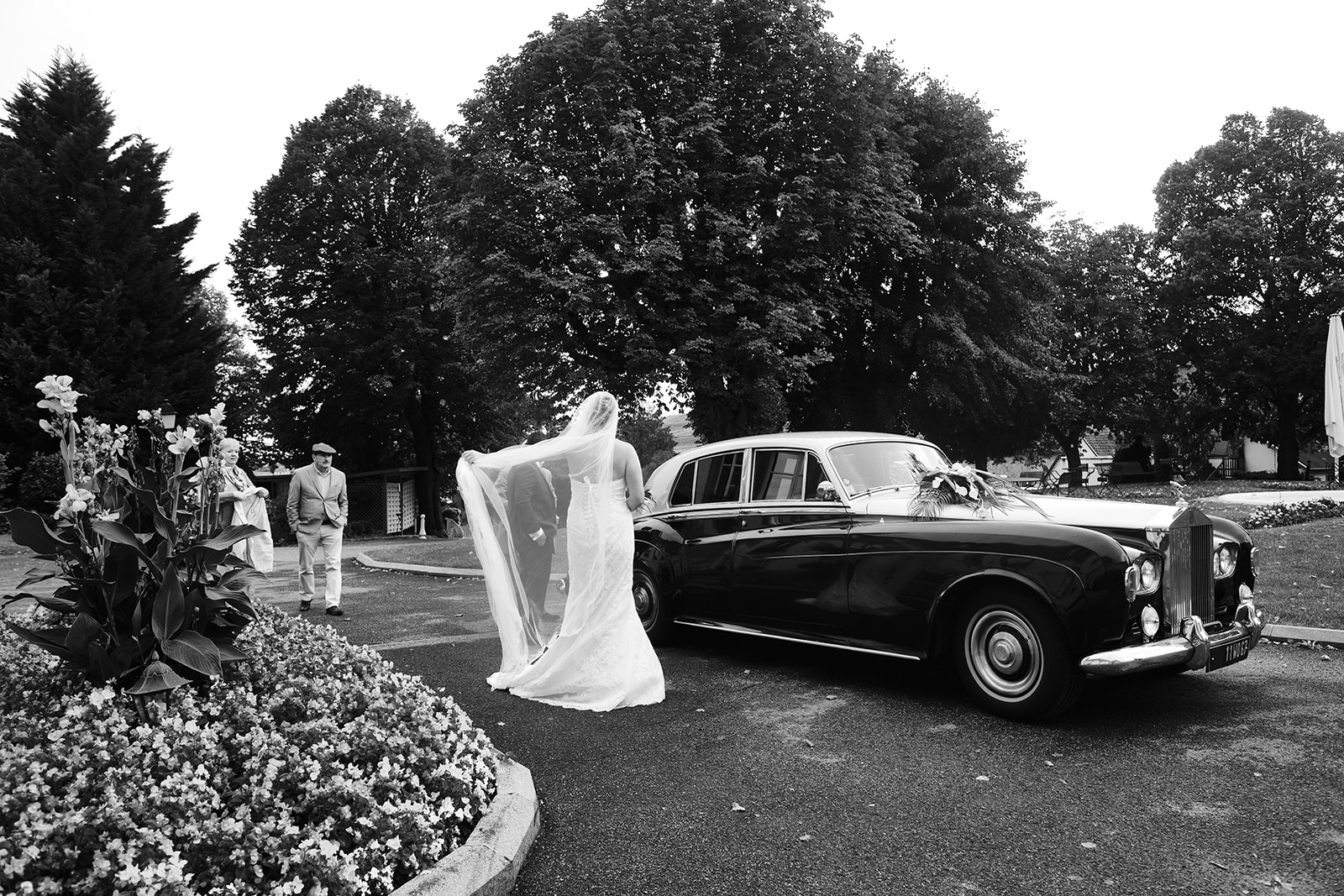 Arrivée des mariés dans une Rolls Royce au château d'Isenbourg